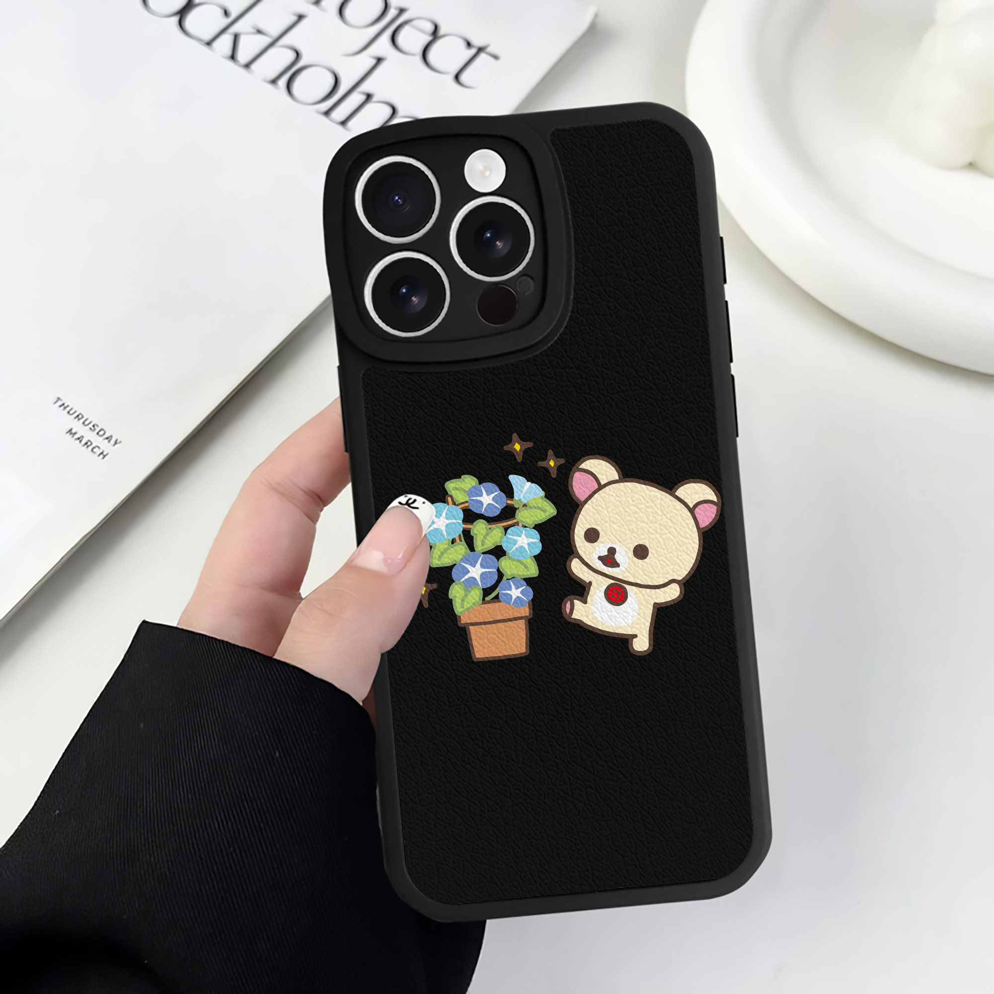 （画像用） リラックマ リラックマ キイロイトリ Rilakkuma Korilakkuma Kiiroitori 【iPhone 16シリーズ対応】シリコンスマホケース（レザー調） 材質：シリコン